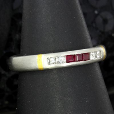 950er Platinring mit Goldintarsien, Diamanten & Rubinen