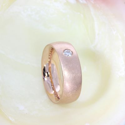 Sanft schimmernder Rotgold Ring 14 Kt mit Brillant 