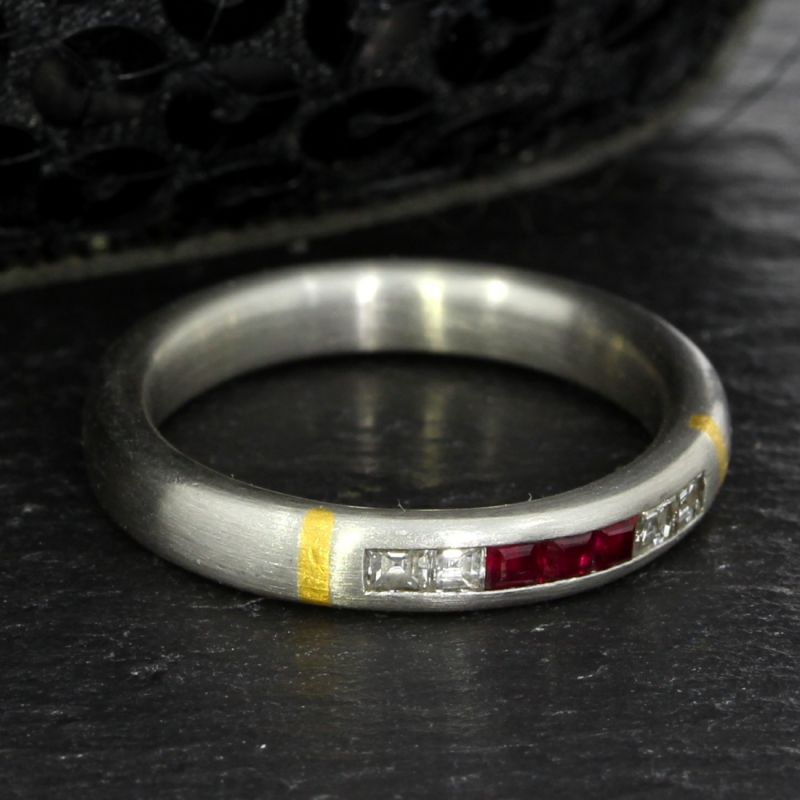 950er Platinring mit Goldintarsien, Diamanten & Rubinen