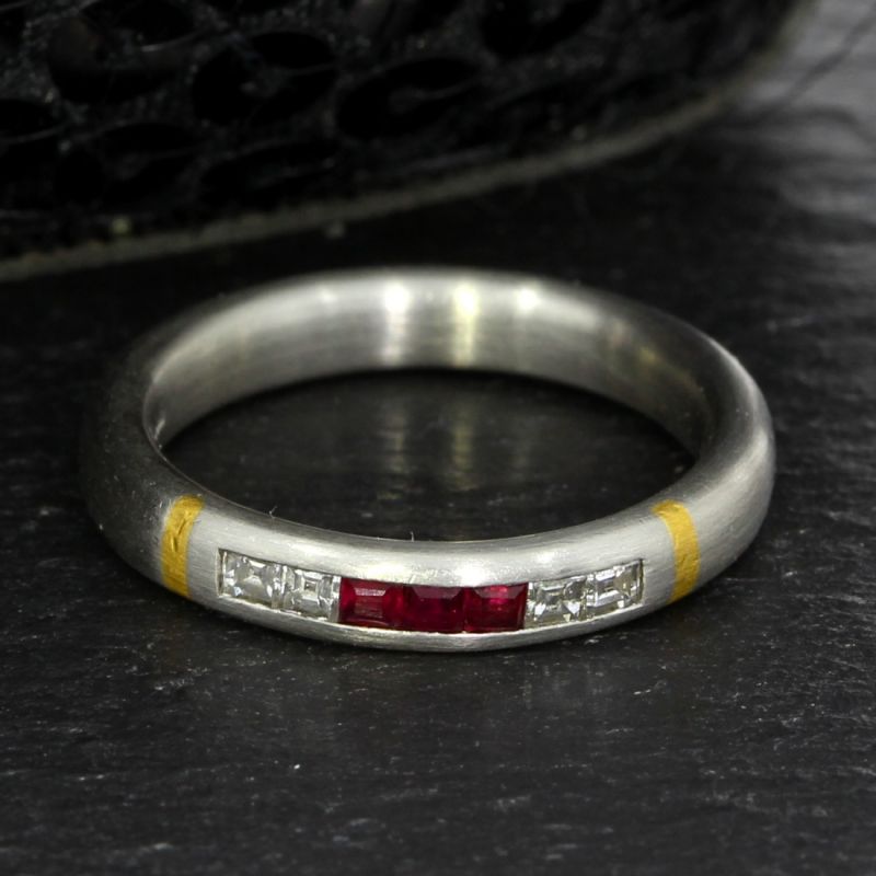 950er Platinring mit Goldintarsien, Diamanten & Rubinen