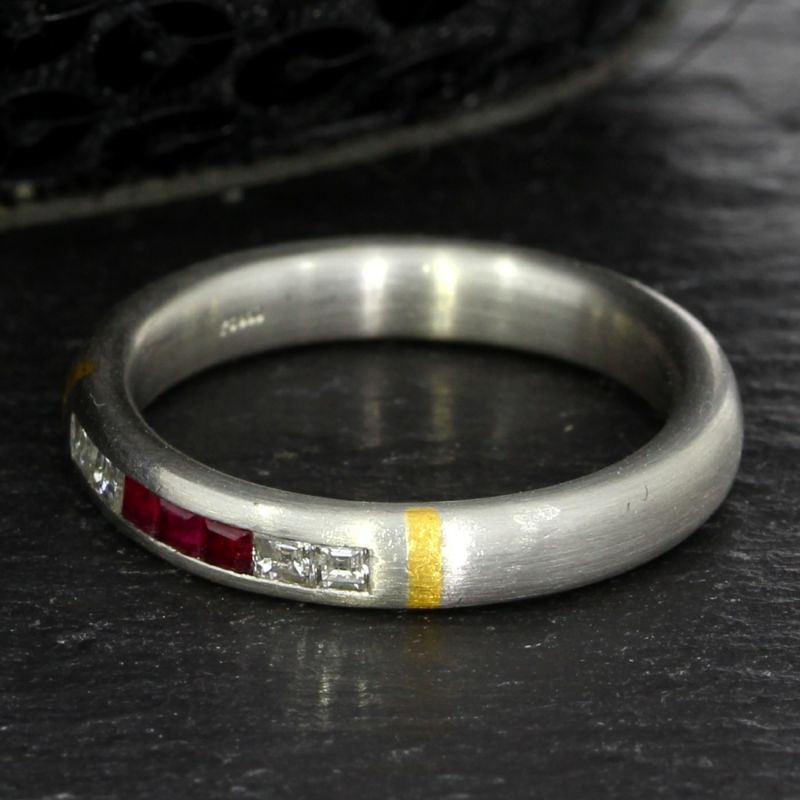 950er Platinring mit Goldintarsien, Diamanten & Rubinen