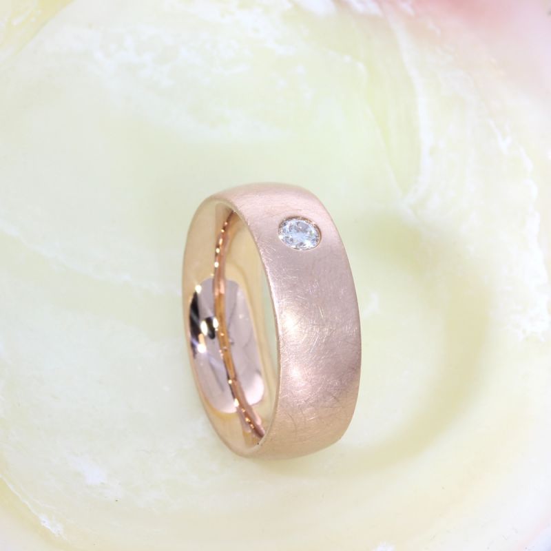 Sanft schimmernder Rotgold Ring 14 Kt mit Brillant 