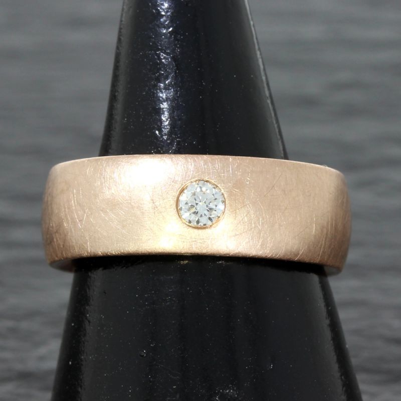 Sanft schimmernder Rotgold Ring 14 Kt mit Brillant 