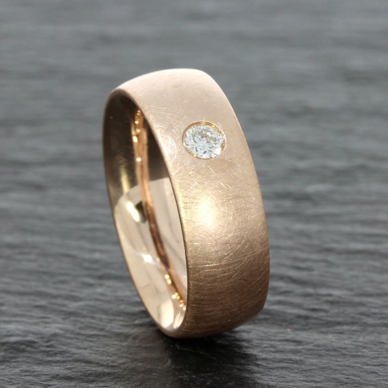 Sanft schimmernder Rotgold Ring 14 Kt mit Brillant 