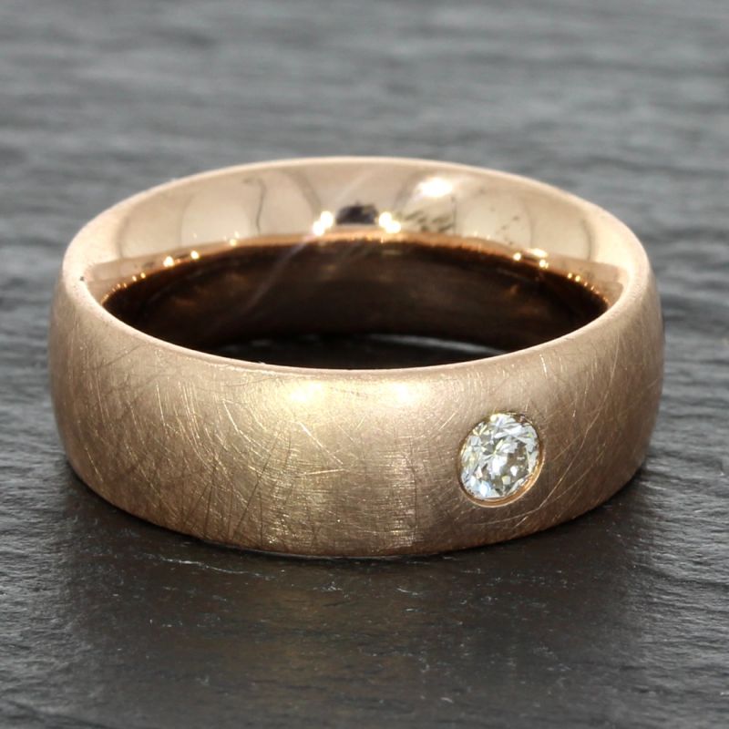 Sanft schimmernder Rotgold Ring 14 Kt mit Brillant 